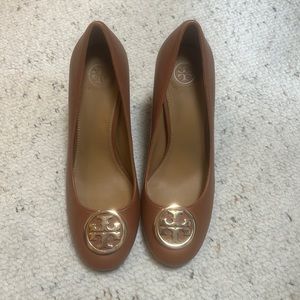 Tory Burch size 8.5 stacked heel. Camel brown color.